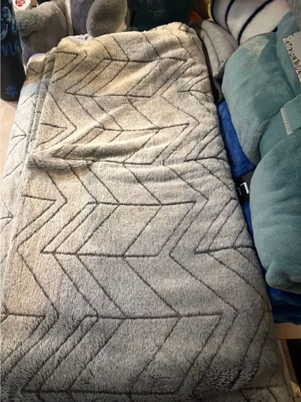 Cozy Chevron Plush King Size Blanket - Gray NWOT